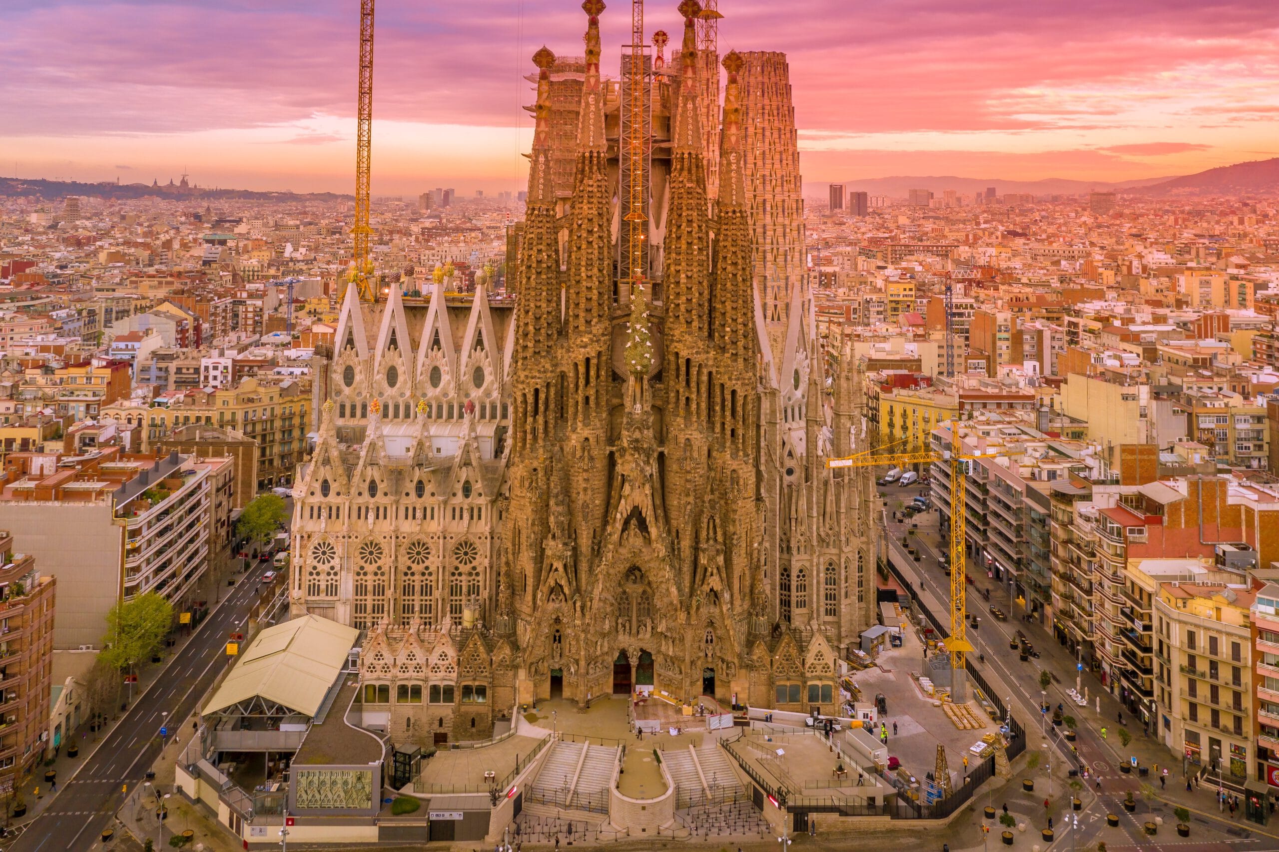 https://www.cenocruises.be/wp-content/uploads/2021/02/Spanje-Barcelona-cruise-haven-Sagrada-Familia-scaled.jpg