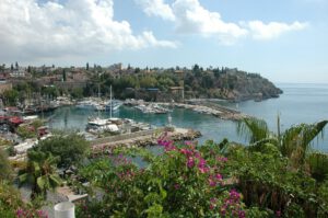 Turkije-Antalya-Cruise-haven-stad-uitzicht-haventje