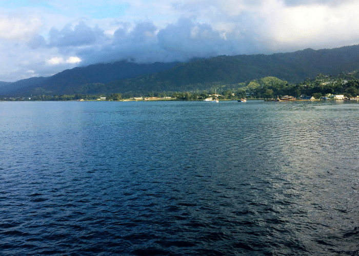 Papua-Nieuw-Guinea-Alatou-Cruise-haven-uitzicht-baai