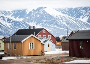 Spitsbergen-ny-alesund-huizen-bergen