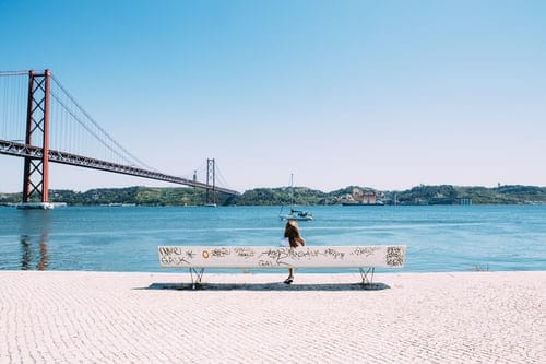 portugal-lissabon-brug-kade-rivier