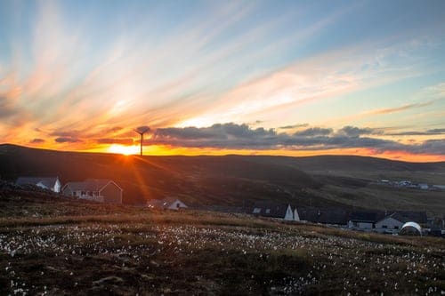 schotland-lerwick-heuvel-zonsondergang