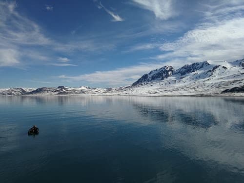 spitsbergen-magdalenafjord-zee-ijsberg-sneeuw
