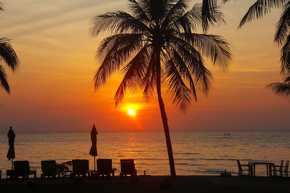 Frans-polynesie-huahine-zee-strand-zonsondergang