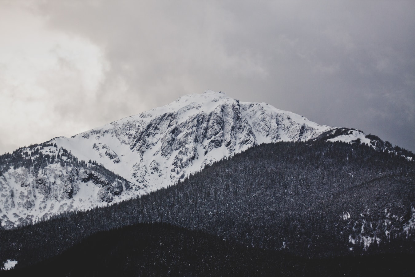 Verenigde-staten-alaska-juneau-bergen-sneeuw