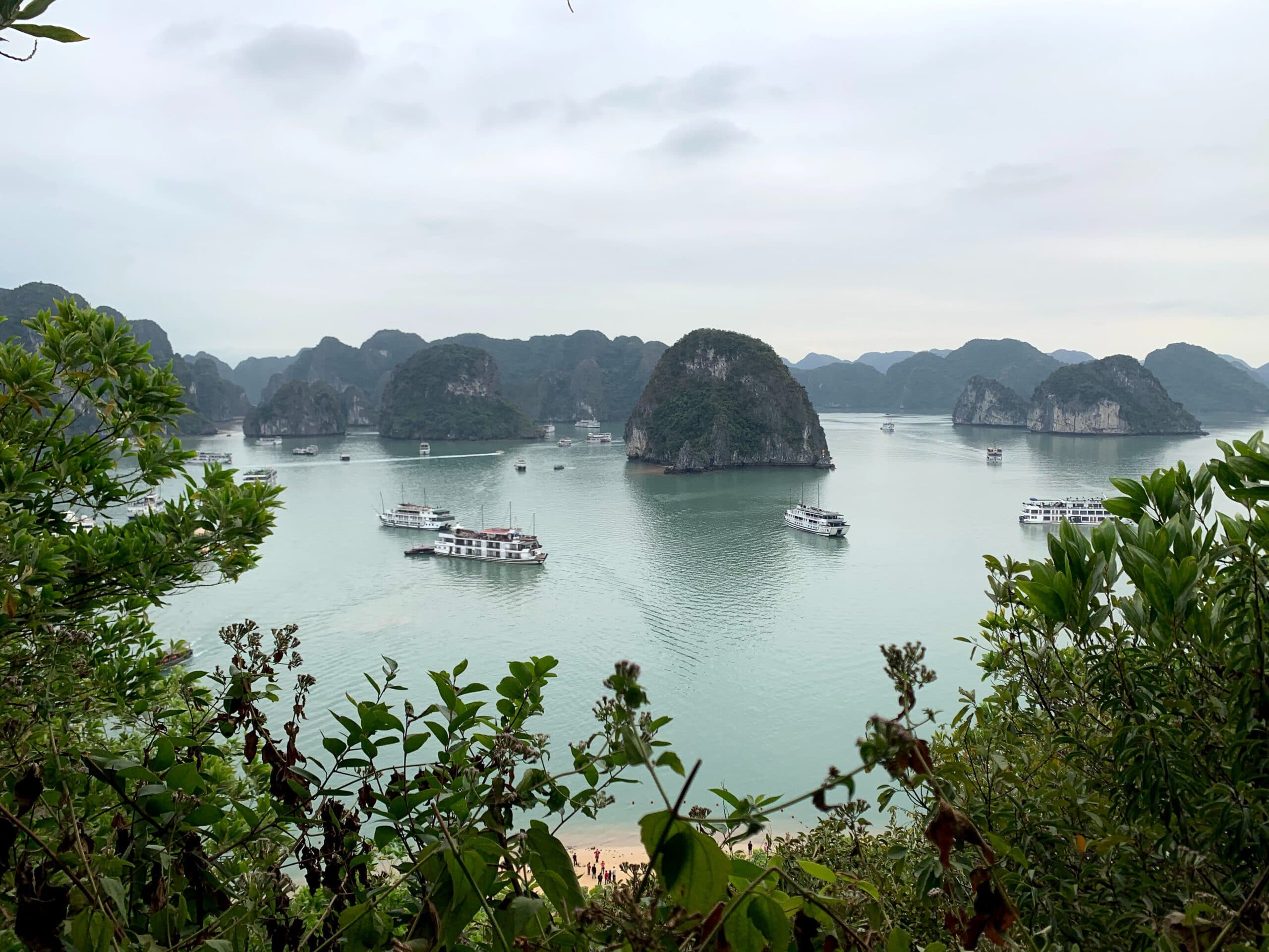 Vietnam-Halong Bay-natuur-landschap-bergen-rotsen-boten