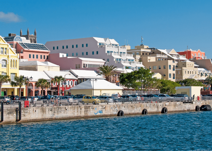 bermuda-Hamilton-kust-gebouwen-gekleurd-palmbomen-water