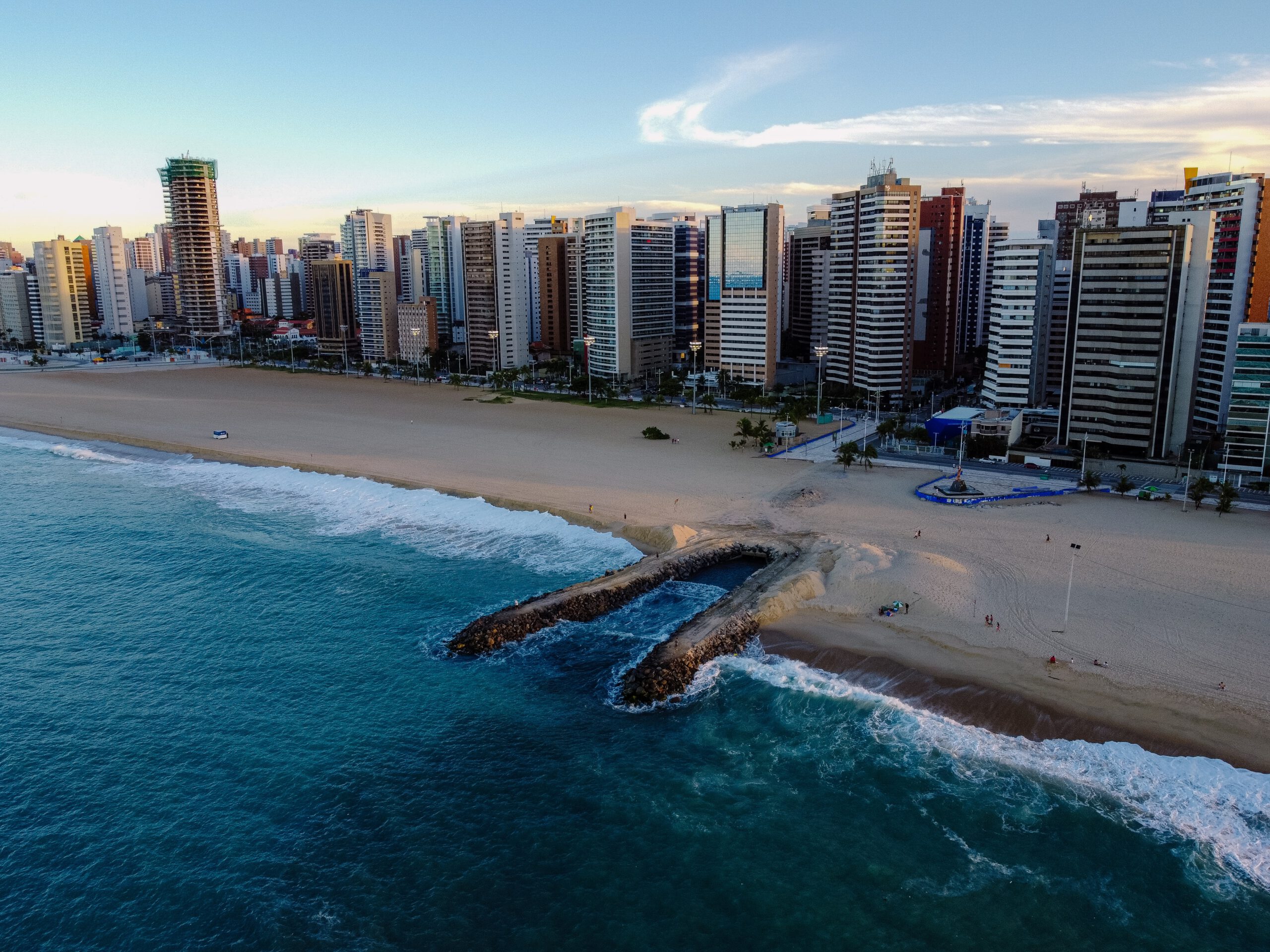 brazilie-Fortaleza-strand-gebouwen-wolkenkrabbers