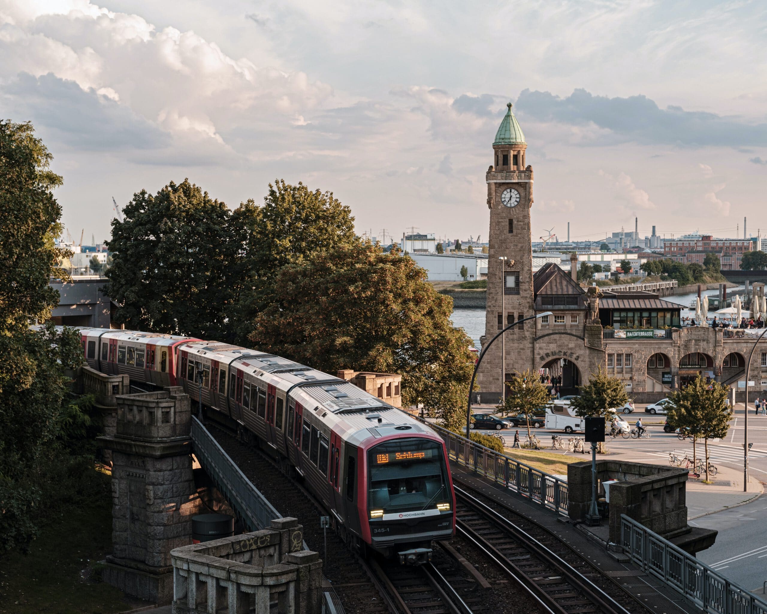 duitsland-Hamburg-kerk-tram-gebouwen-bomen-water-stad