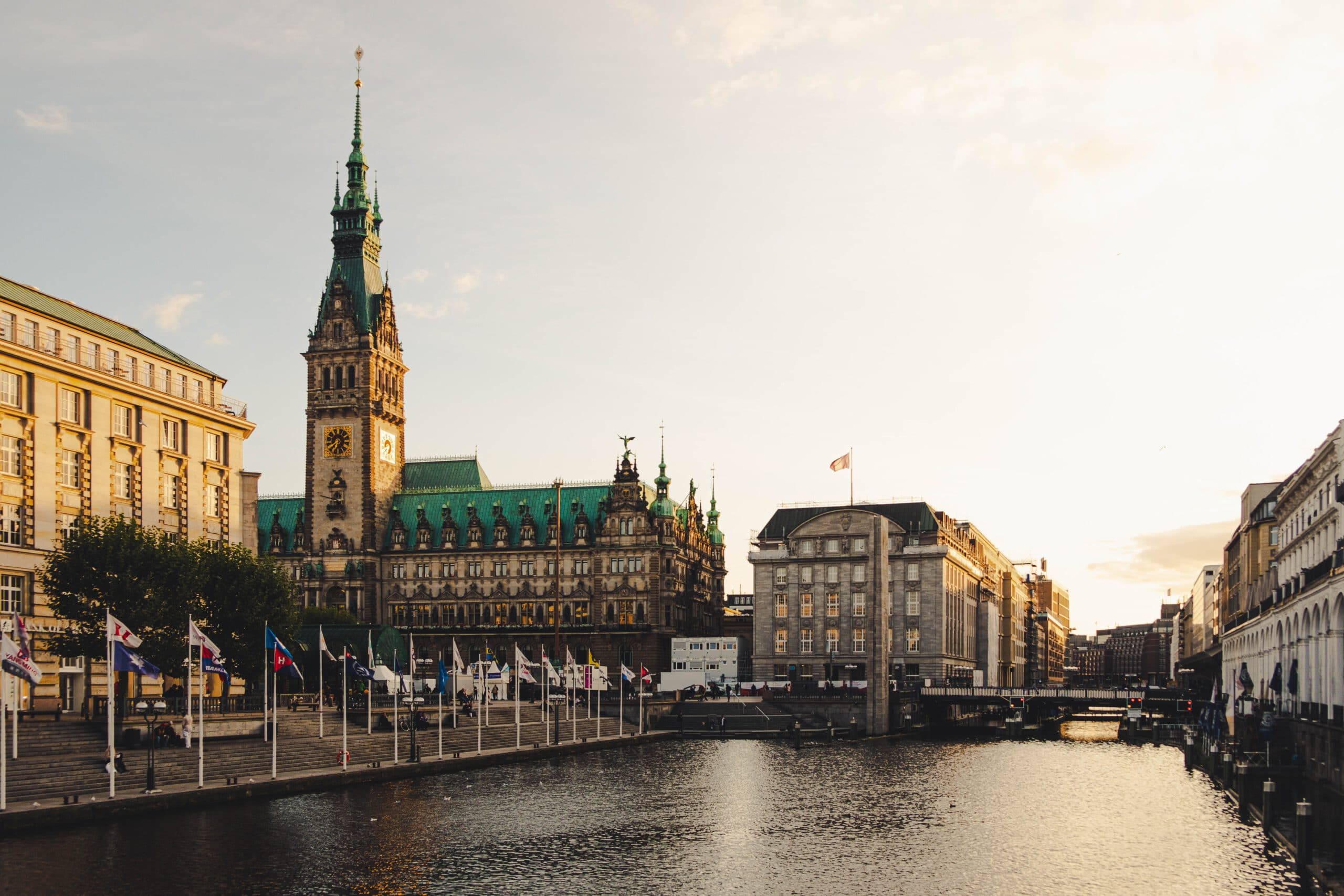 duitsland-Hamburg-stad-gebouwen-kerk-water-wereldvlaggen