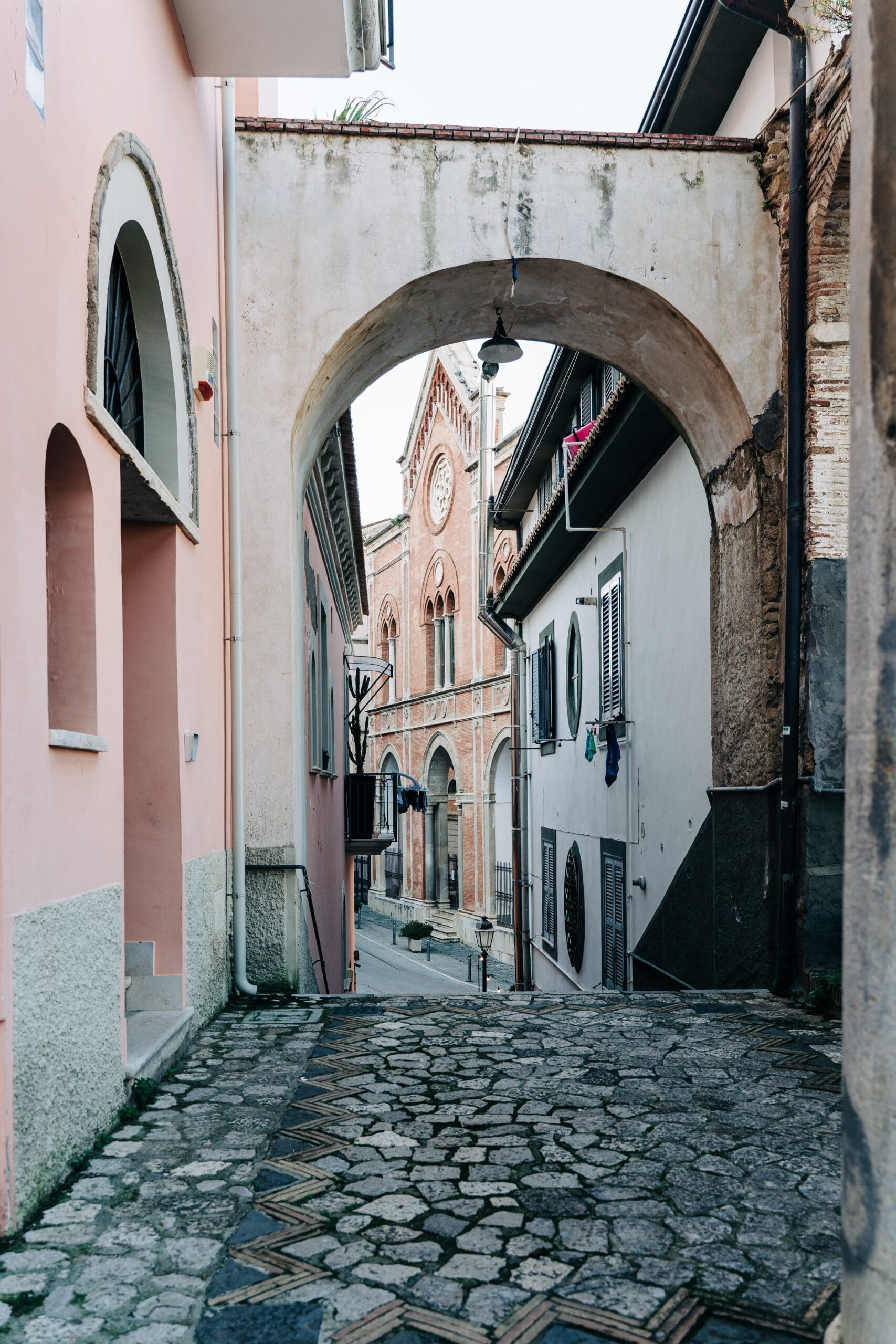italie-Gaeta-straatje-huizen-gebouwen-stad