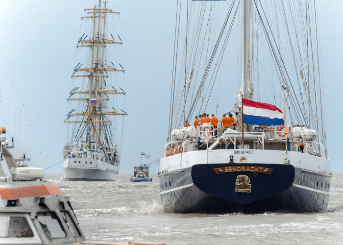 nederland-harlingen-schepen-zee-masten-zeilen-golven