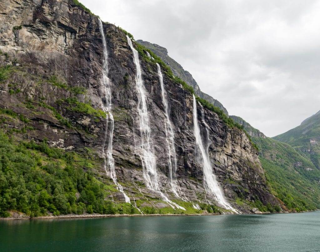 noorwegen-Geiranger-lanschap-bergen-watervallen