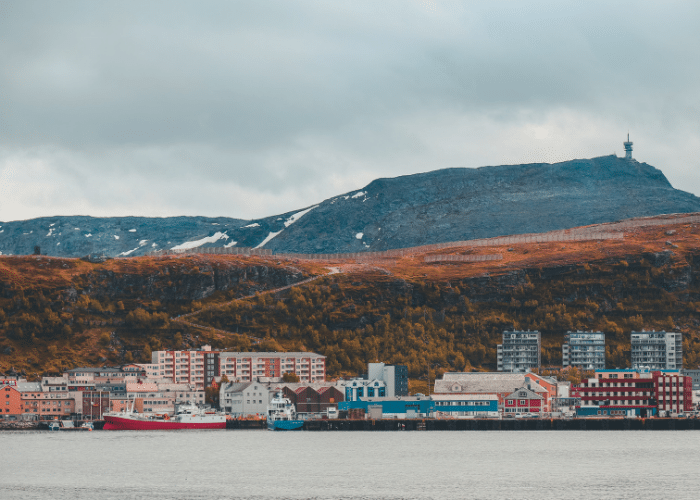 noorwegen-Hammerfest-bergen-lanschap-huizen-gebouwen-kust