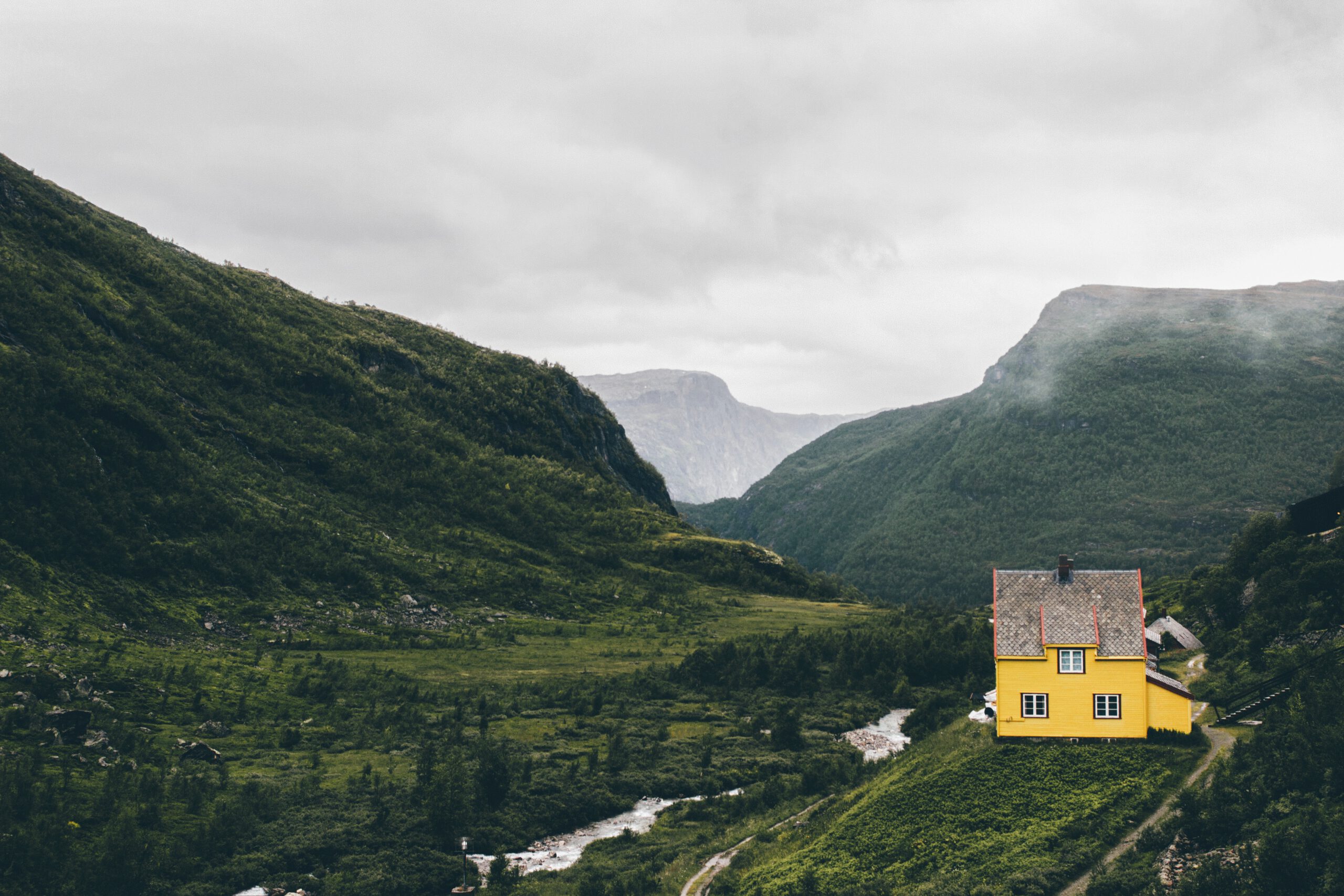 noorwegen-flam-landschap-huisje-natuur