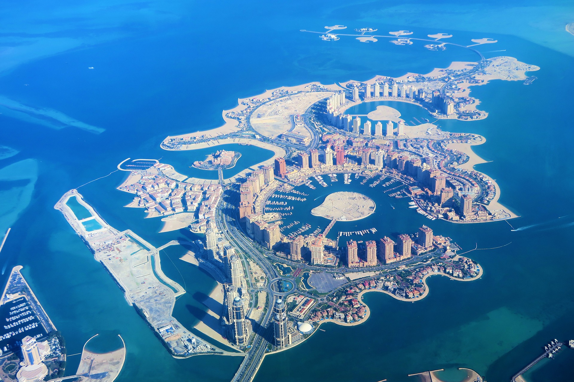 qatar-doha-kunstmatige eilanden-uitzicht-water