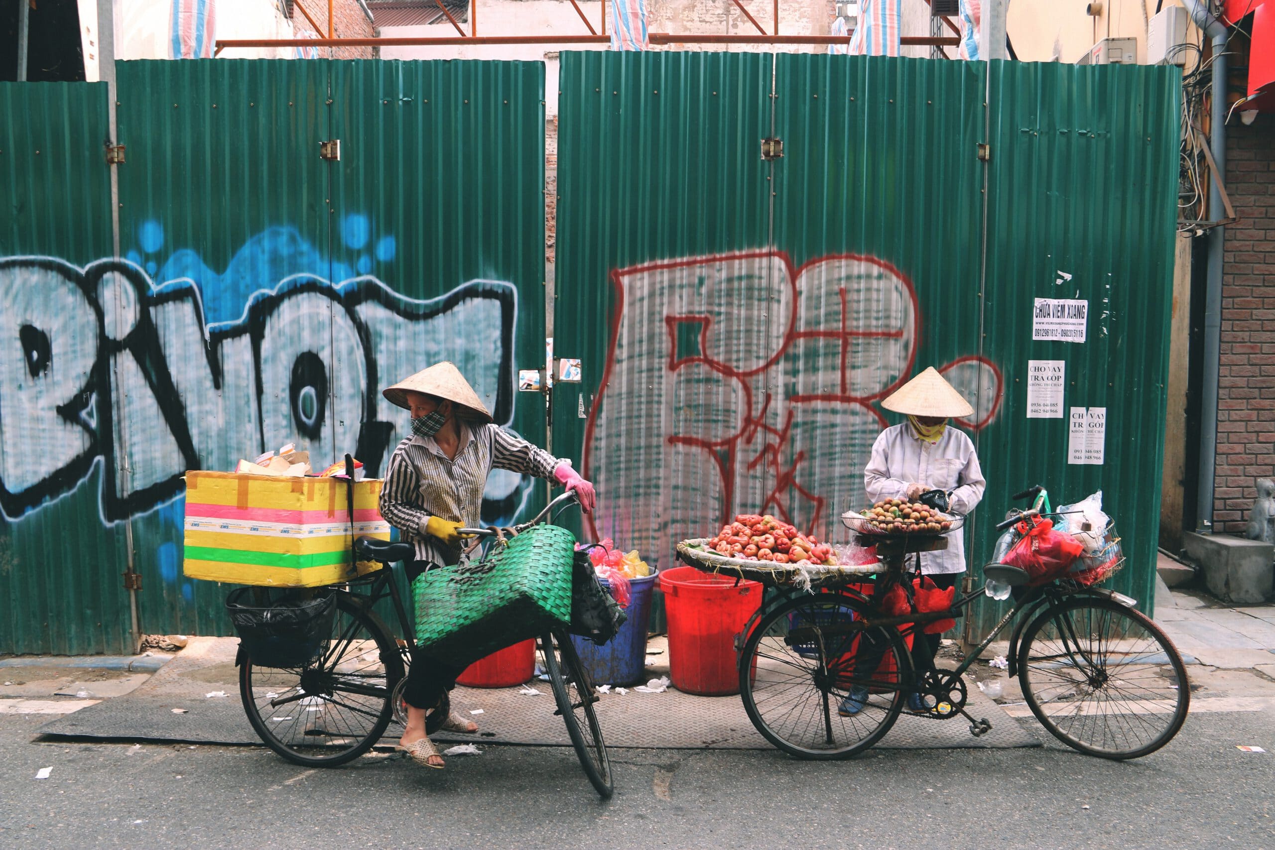 vietnam-hanoi-straat-graffiti-fietsen-fruit-groenten