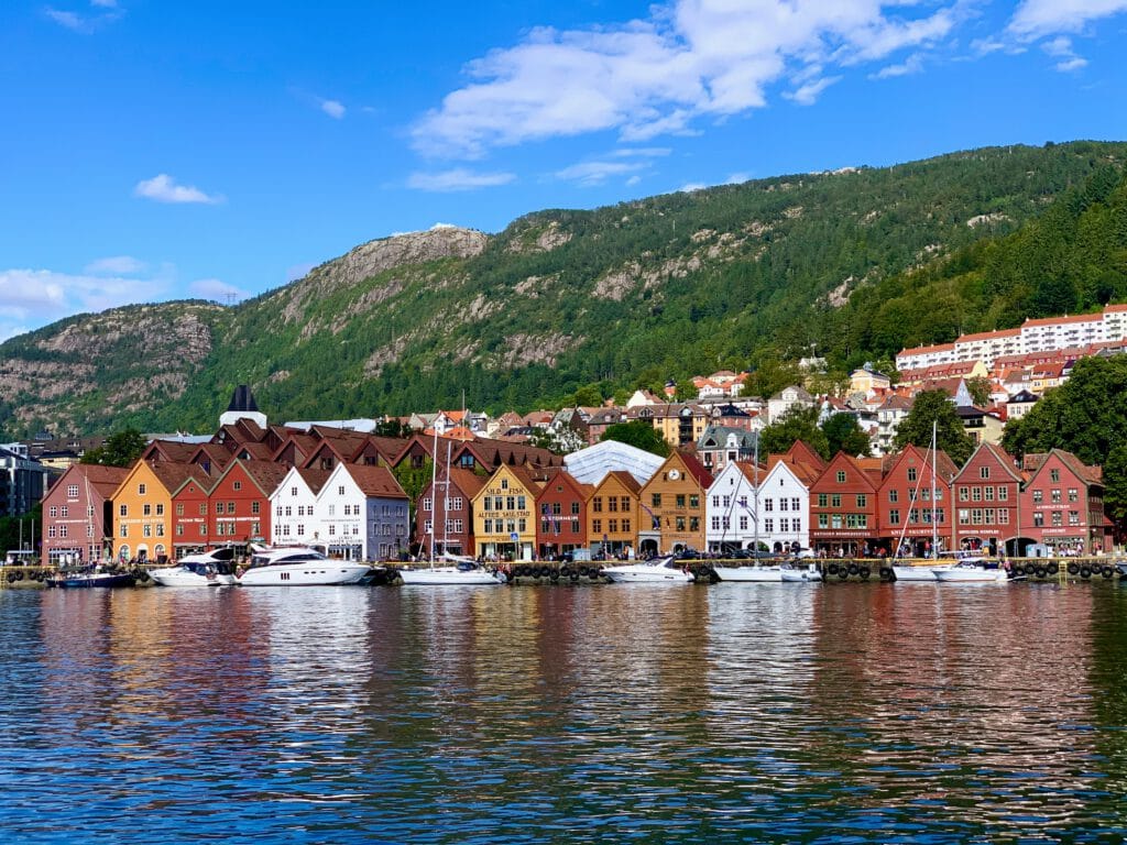 Noorwegen-Bergen-Gekleurde-Huizen