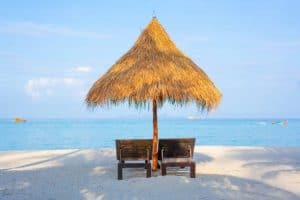 Seychellen-Alphonse-Island-Strand-Parasol