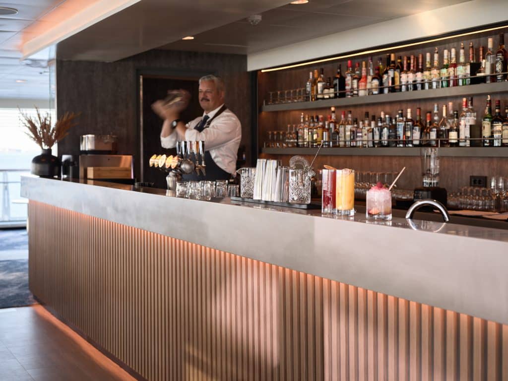 Havila-Voyages-Havilla-Castor-Havila-Capell-Havblikk-bar-and-lounge.jpg